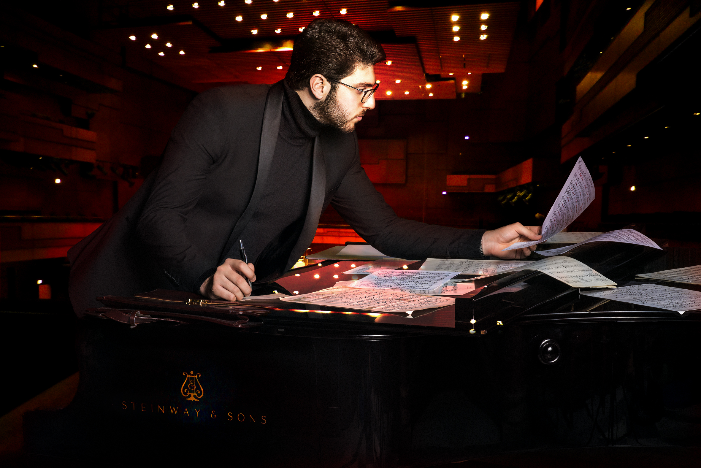 عازف البيانو والمؤلف الموسيقي سمير طنب