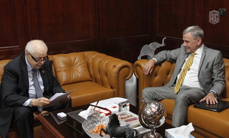 الدكتور طلال أبوغزاله والسفير البرازيلي لدى الأردن يبحثان العلاقات الثنائية