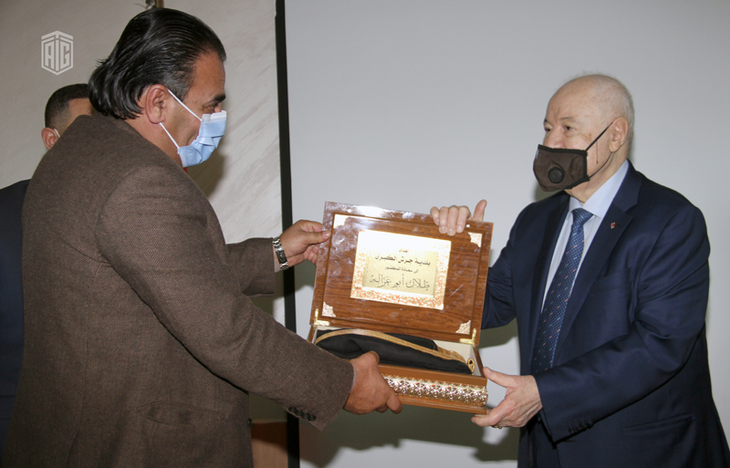 محافظ جرش يكرم أبوغزاله لفوزه بجائزة الأوسكار التعليمي كأبرز شخصية علمية عربية في 2020