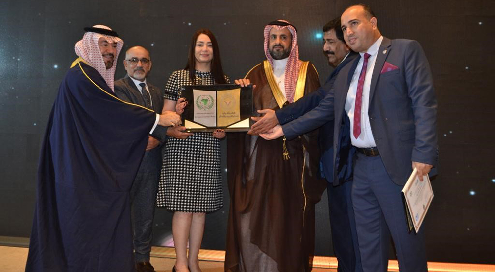 أبوغزاله يحصل على الجائزة الدولية لصناع التنمية والسلام العادل في دبي