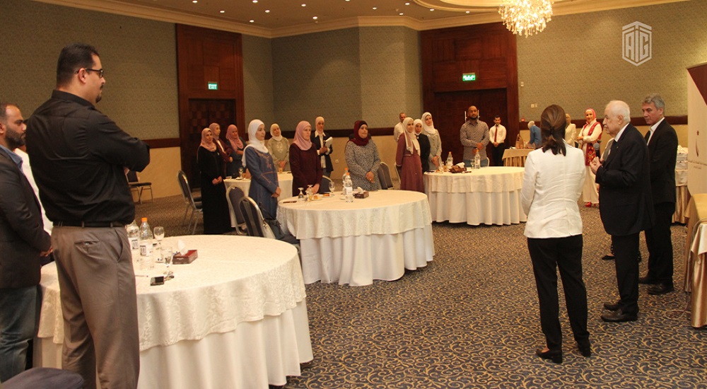 أبوغزاله يقدم هدايا للفائزين بجائزة الملكة رانيا العبدالله للتميز التربوي