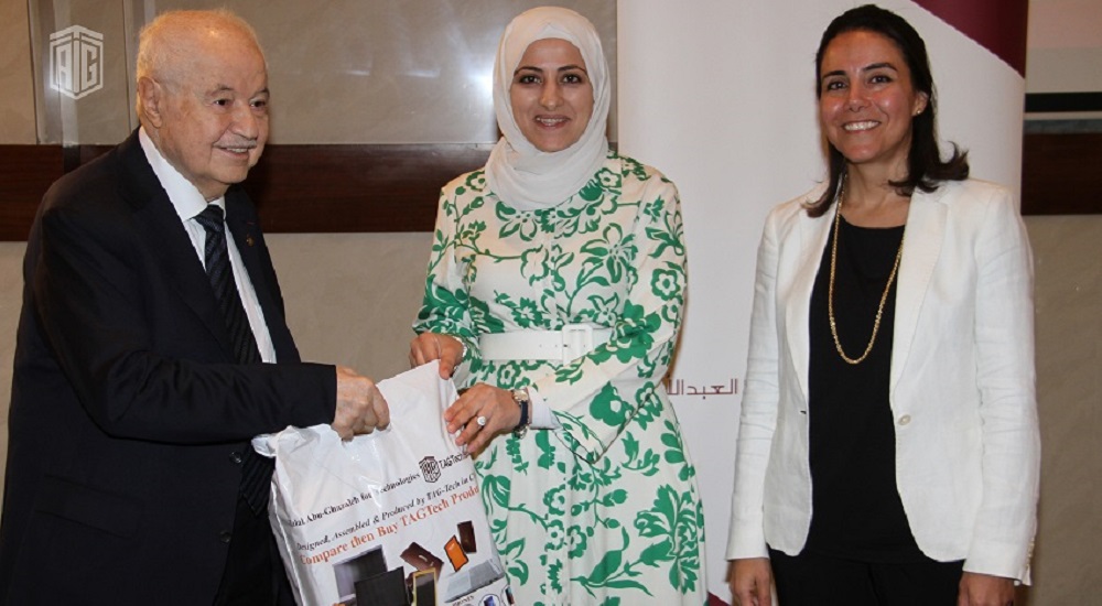 أبوغزاله يقدم هدايا للفائزين بجائزة الملكة رانيا العبدالله للتميز التربوي