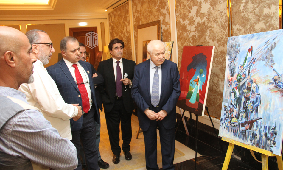 أبوغزاله يرعى معرضاً تضامنياً لفنانين تشكيليين دعماً لفلسطين