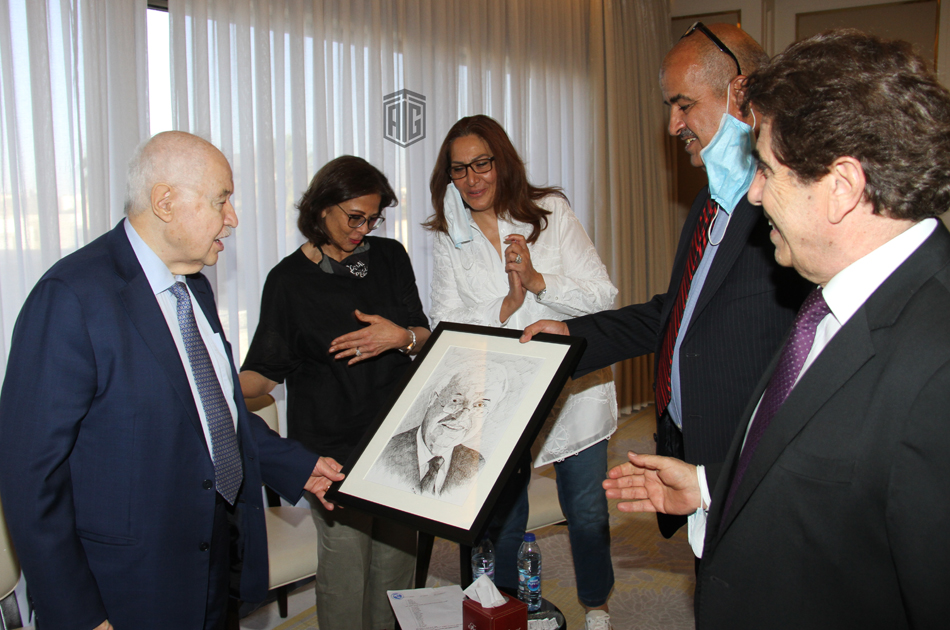 أبوغزاله يرعى معرضاً تضامنياً لفنانين تشكيليين دعماً لفلسطين