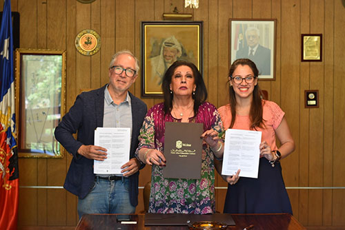 اتفاق تعاون بين أبوغزاله العالمية والنادي الفلسطيني لتعليم اللغة العربية في تشيلي