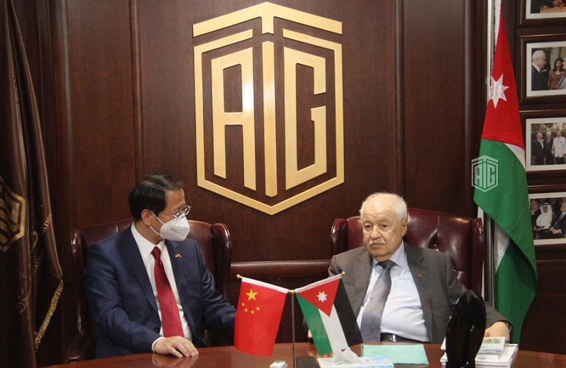 السفير الصيني في عمان والدكتور طلال أبوغزاله يناقشان سبل تعزيز العلاقات الثنائية بمناسبة مرور 45 عاما على العلاقات الصينية الأردنية