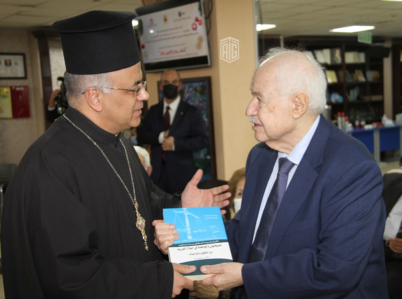 الأب بسام شحاتيت يقدم كتابه المسيحيون والمواطنة في البلاد العربية - الأردن أنموذجاً للدكتور طلال أبوغزاله 